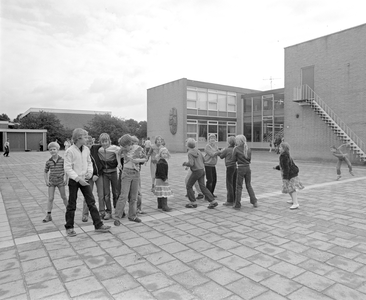 883209 Gezicht op het schoolplein van de Anne Frankschool (Van Bijnkershoeklaan 8) te Utrecht, tijdens het speelkwartier.